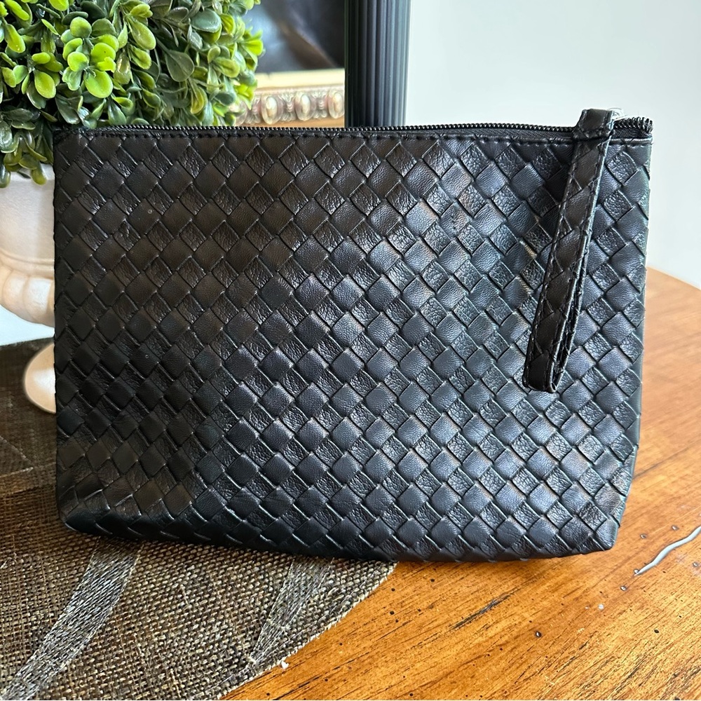 🛍️🛍️ BLACK BASKET WEAVED PATTERN PLEATHER COSMETIC BAG. 🩷 - Picture 1 of 9